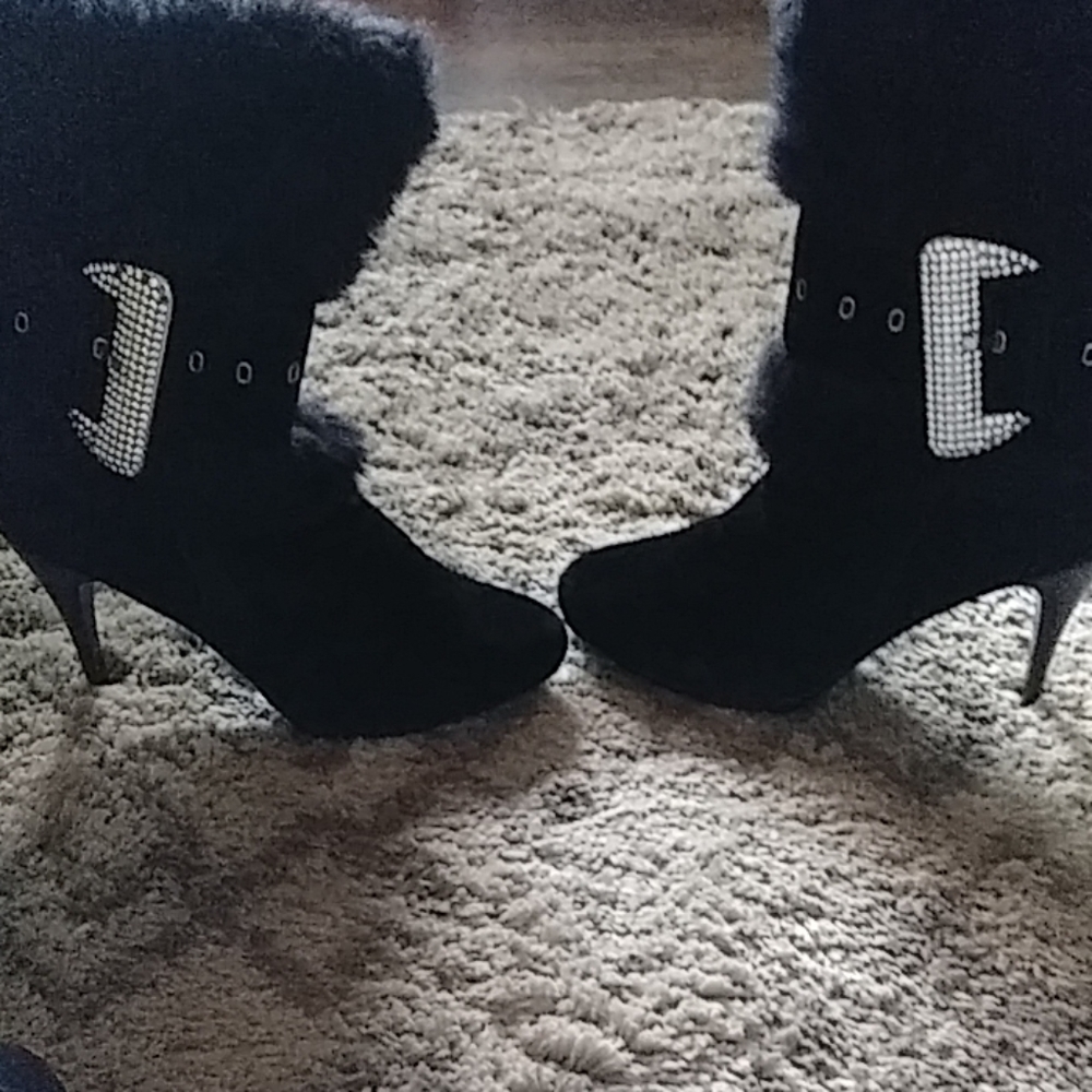 Heels - Picture 2 of 3